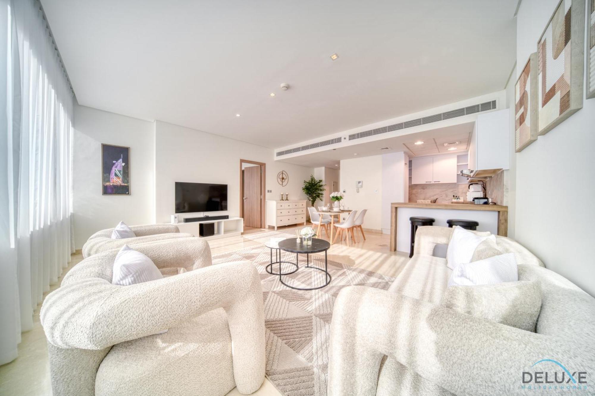 Special Offer Stylish 1br With Scenic Views & Pool By Deluxe Homes *
