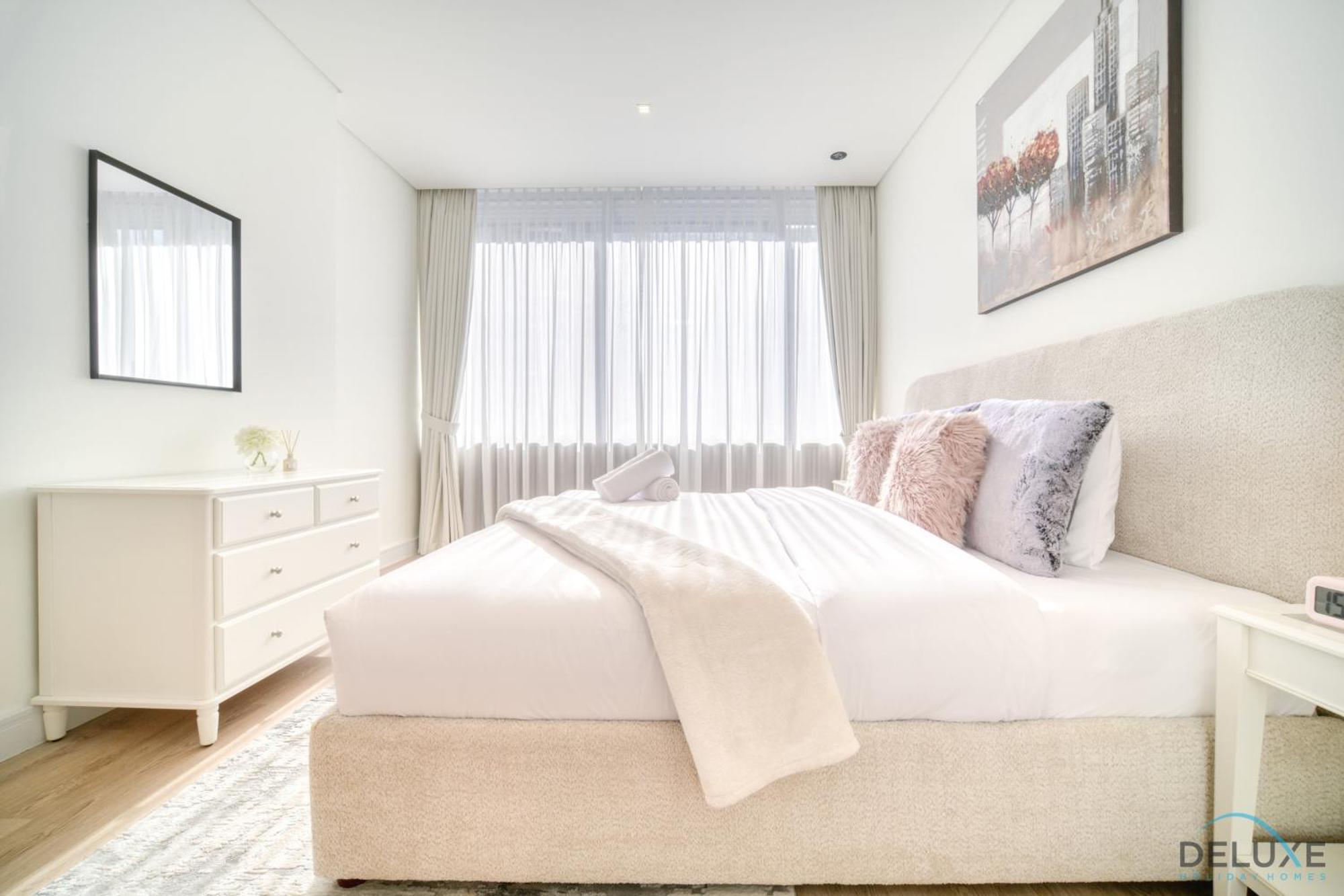 Special Offer Stylish 1br With Scenic Views & Pool By Deluxe Homes
