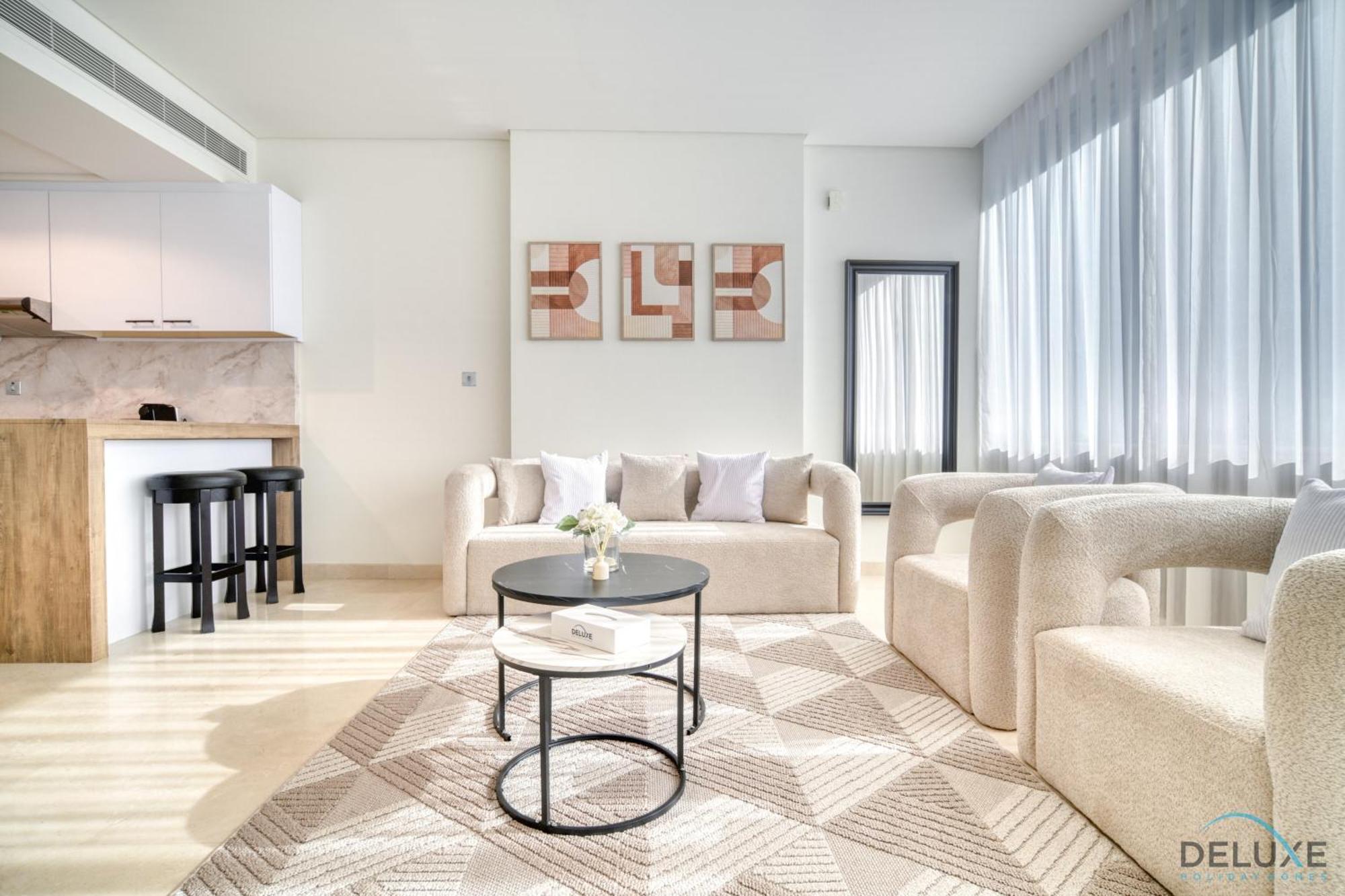 Special Offer Stylish 1br With Scenic Views & Pool By Deluxe Homes