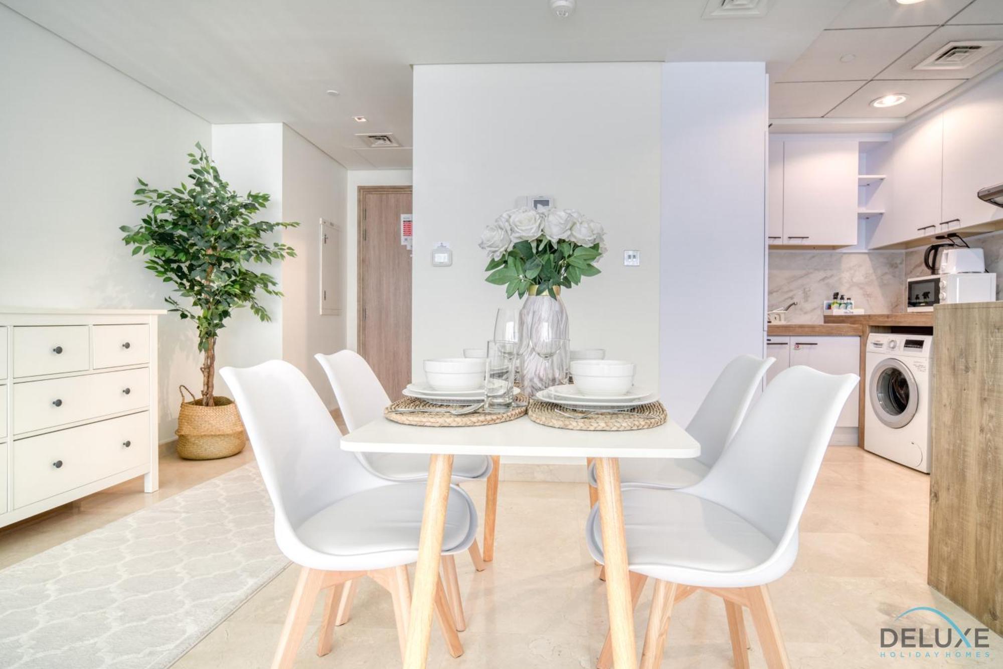 Special Offer Stylish 1br With Scenic Views & Pool By Deluxe Homes Apartment