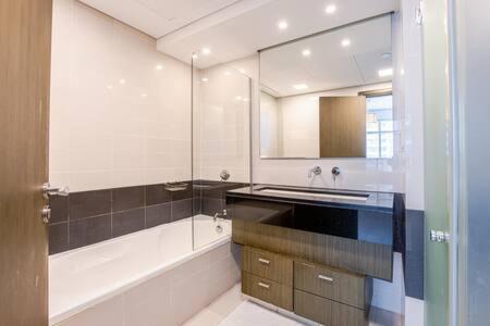 Hospitality Expert Lw1302 - D Mall Opera Fountain * Dubai