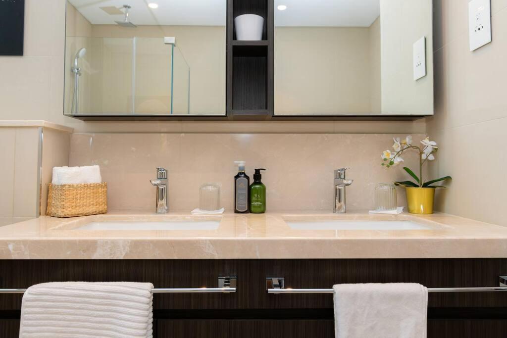 Elite Escape - 2 Bhk Getaway With Mall Access - 1508 Apartment *