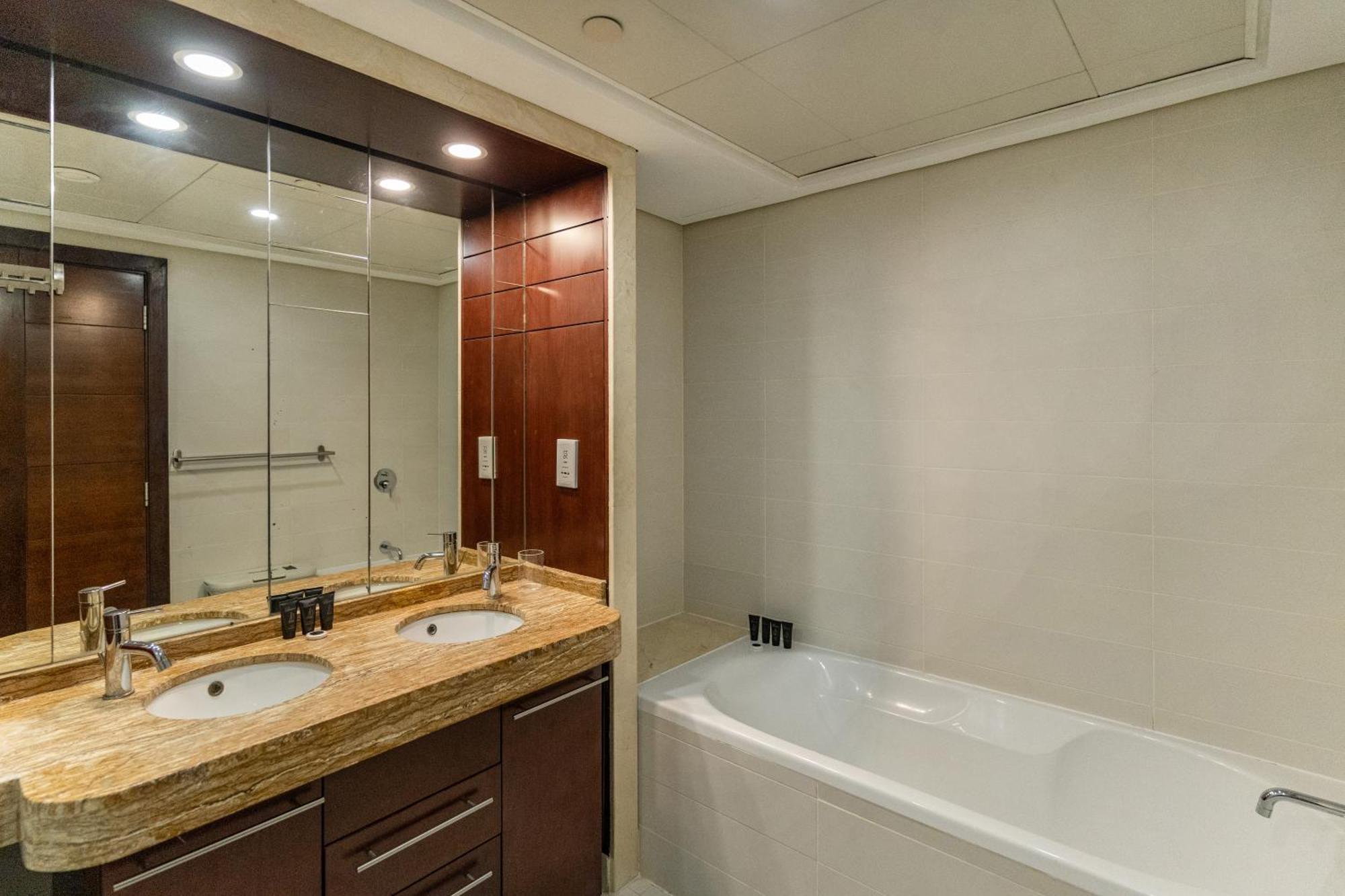 Chic 2br Apartment, Prime Location Near Mall - Allsopp&allsopp Dubai
