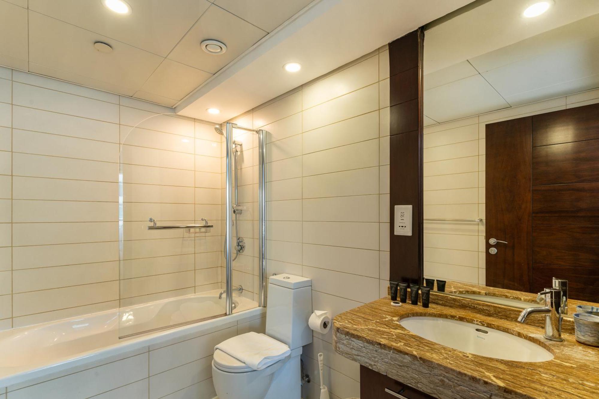 Apartment Chic 2br Apartment, Prime Location Near Mall - Allsopp&allsopp *