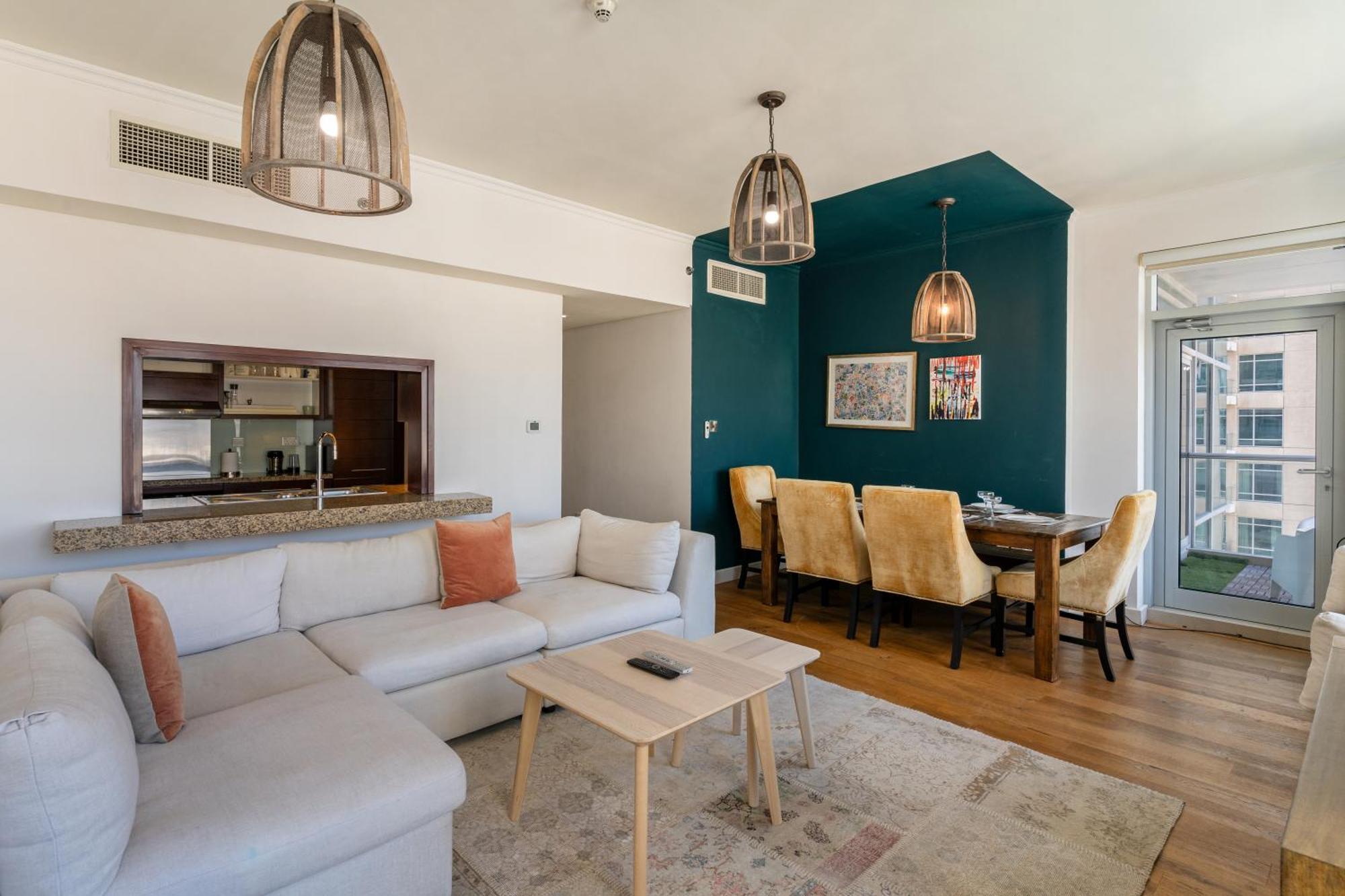 Chic 2br Apartment, Prime Location Near Mall - Allsopp&allsopp Apartment *