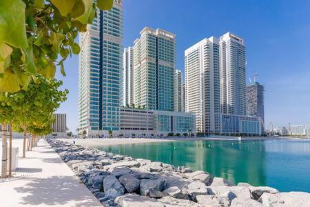 Private Beachfront 1 Bed With 180 View Of Marina Skyline *