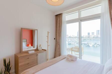 Private Beachfront 1 Bed With 180 View Of Marina Skyline