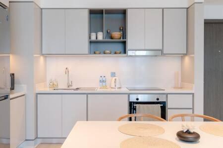 Private Beachfront 1 Bed With 180 View Of Marina Skyline *