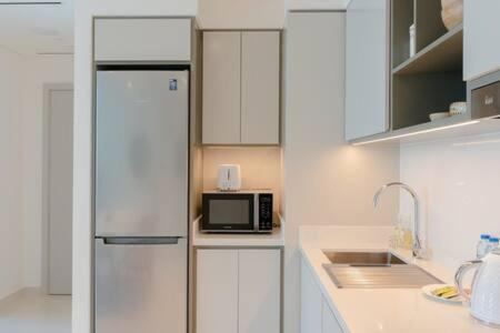 Private Beachfront 1 Bed With 180 View Of Marina Skyline Apartment