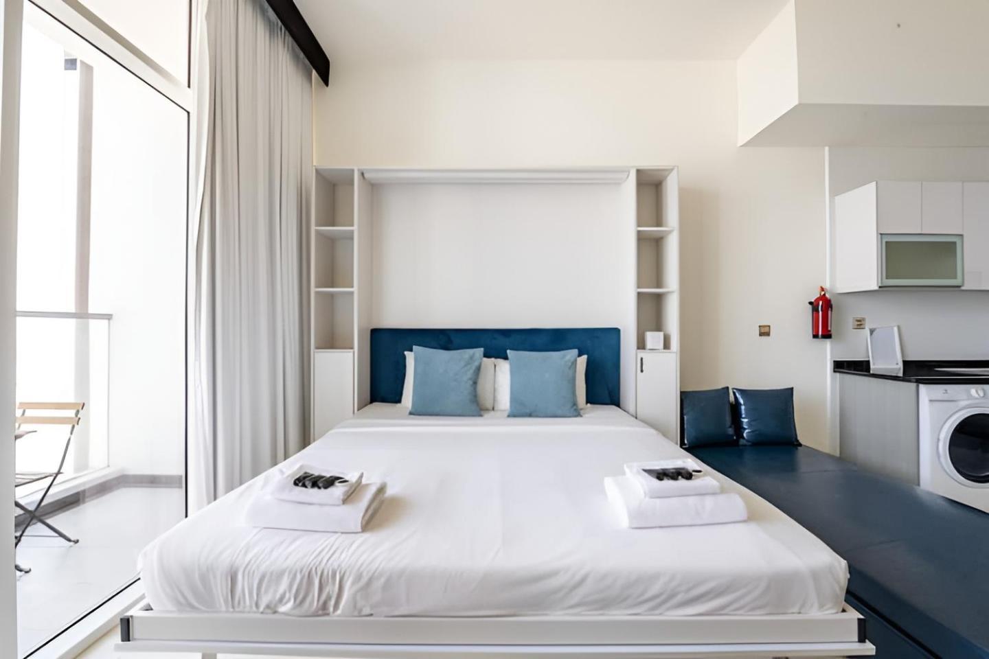 Business Bay, Compact, Modern