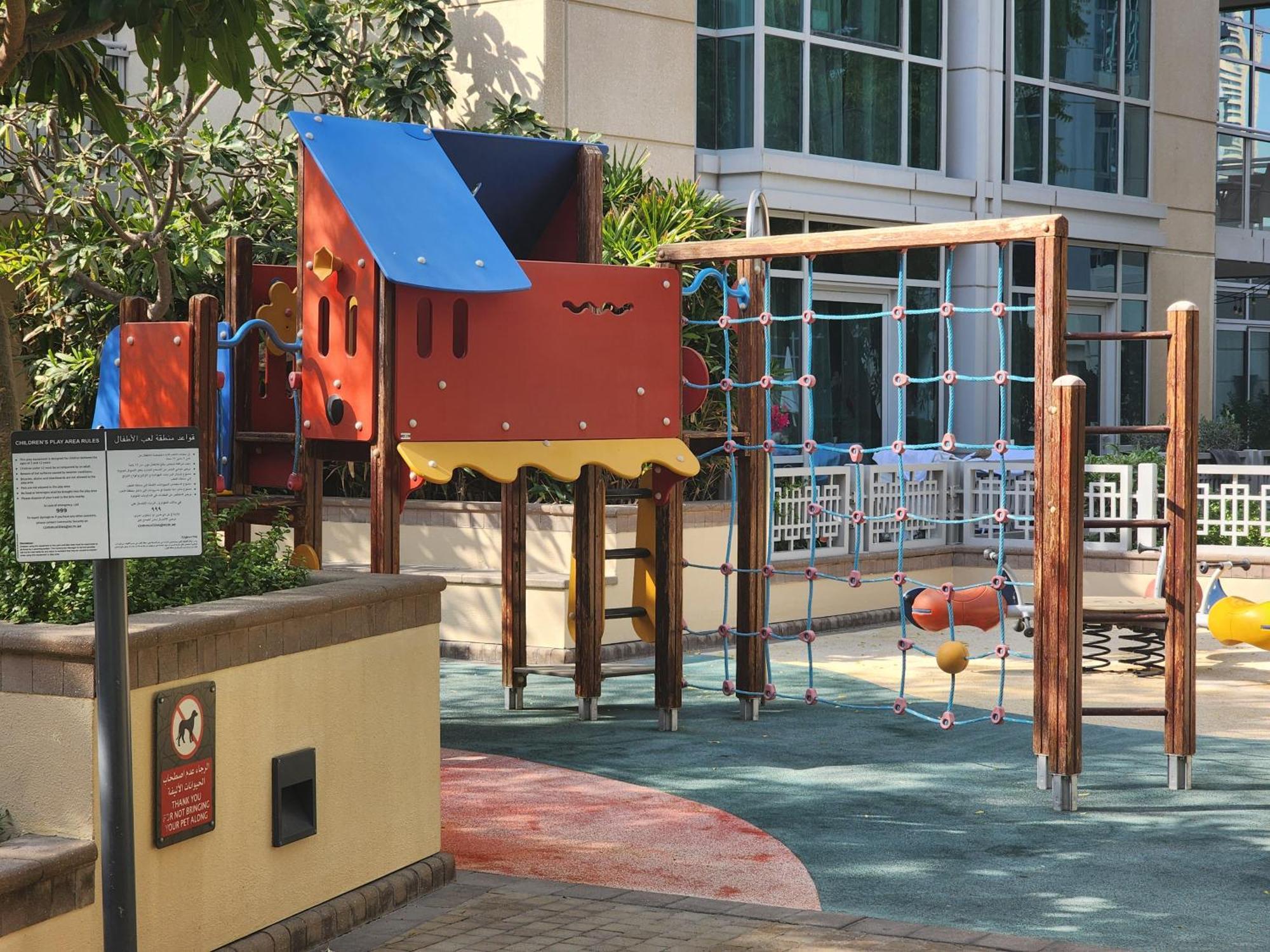 Downtown Oasis, Burj Khalifa Views, Luxury Amenities Apartment *
