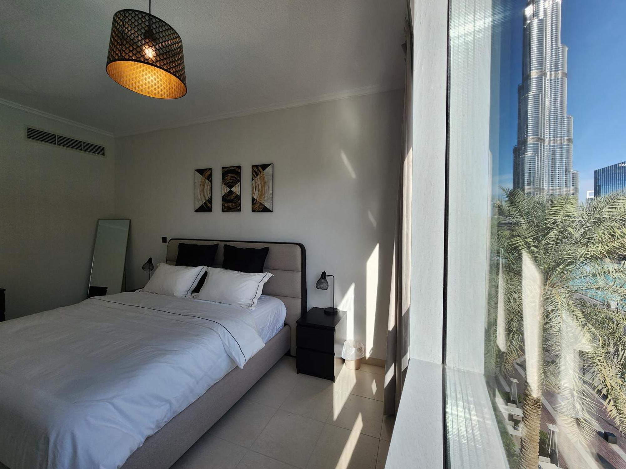 Apartment Downtown Oasis, Burj Khalifa Views, Luxury Amenities Dubai