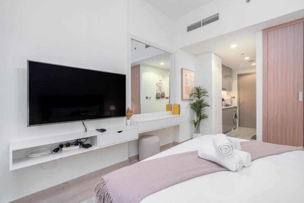- 12min From Burj-khalifa - Azizi Riviera 26 Apartment *