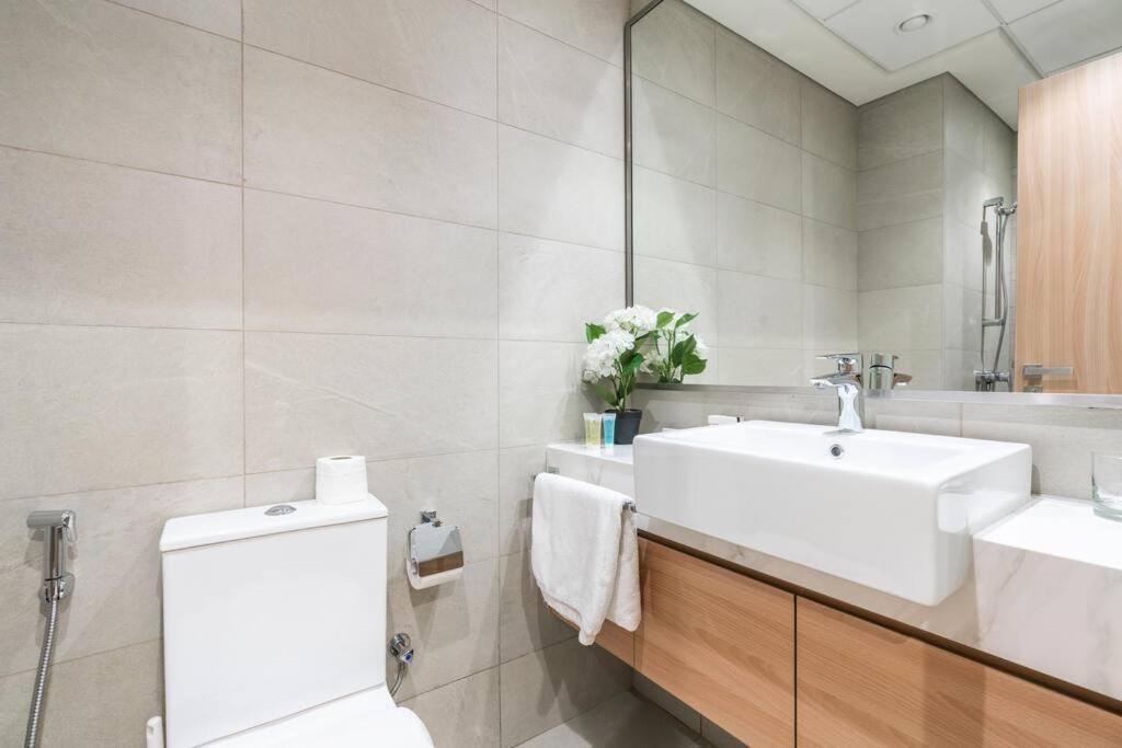 Apartment - 12min From Burj-khalifa - Azizi Riviera 26 *