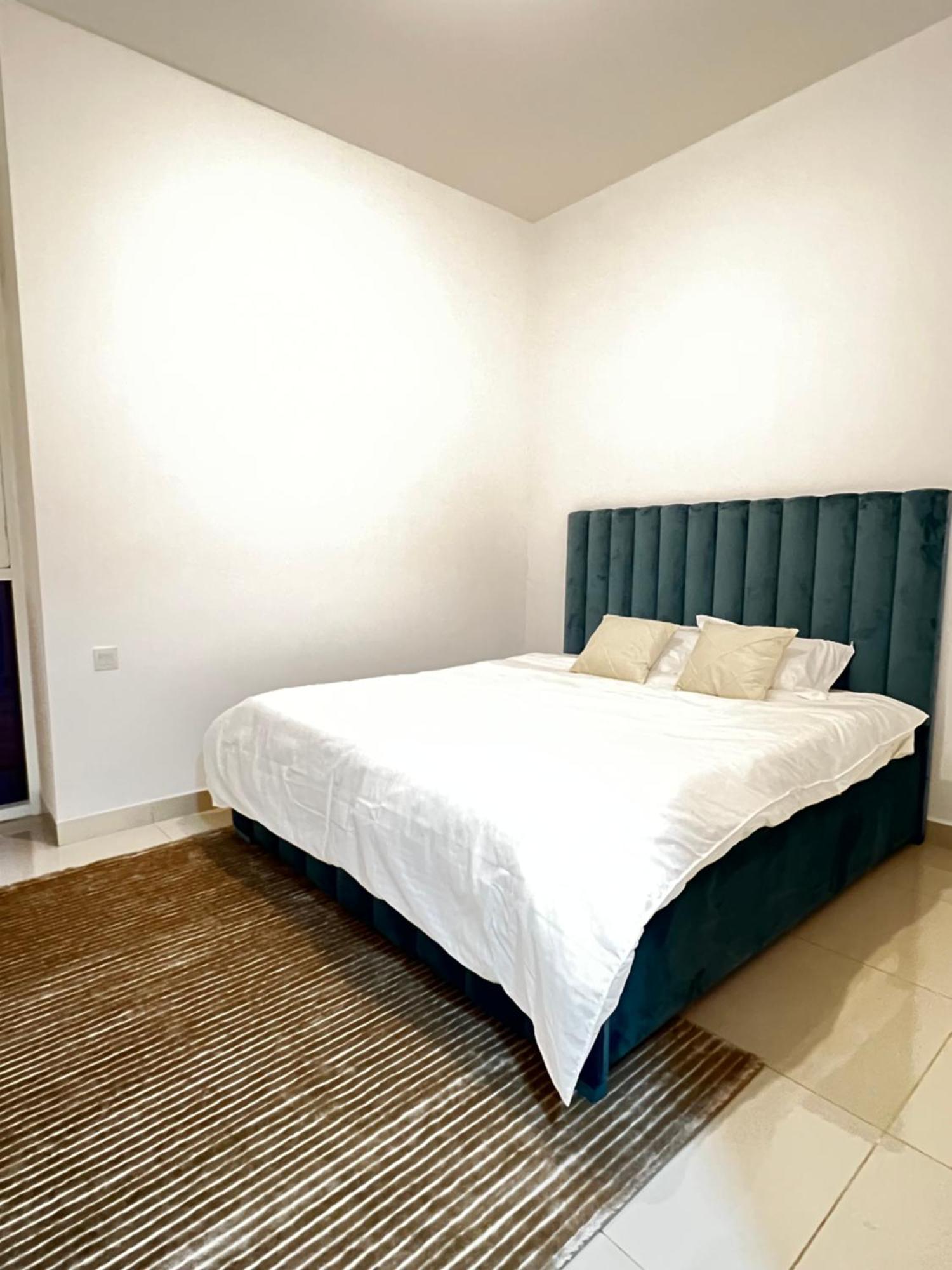 Elegant King Bed Brand New 1 Bhk Marina Bay