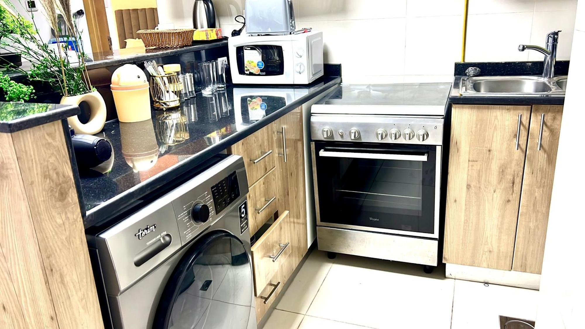Elegant King Bed Brand New 1 Bhk Marina Bay Apartment