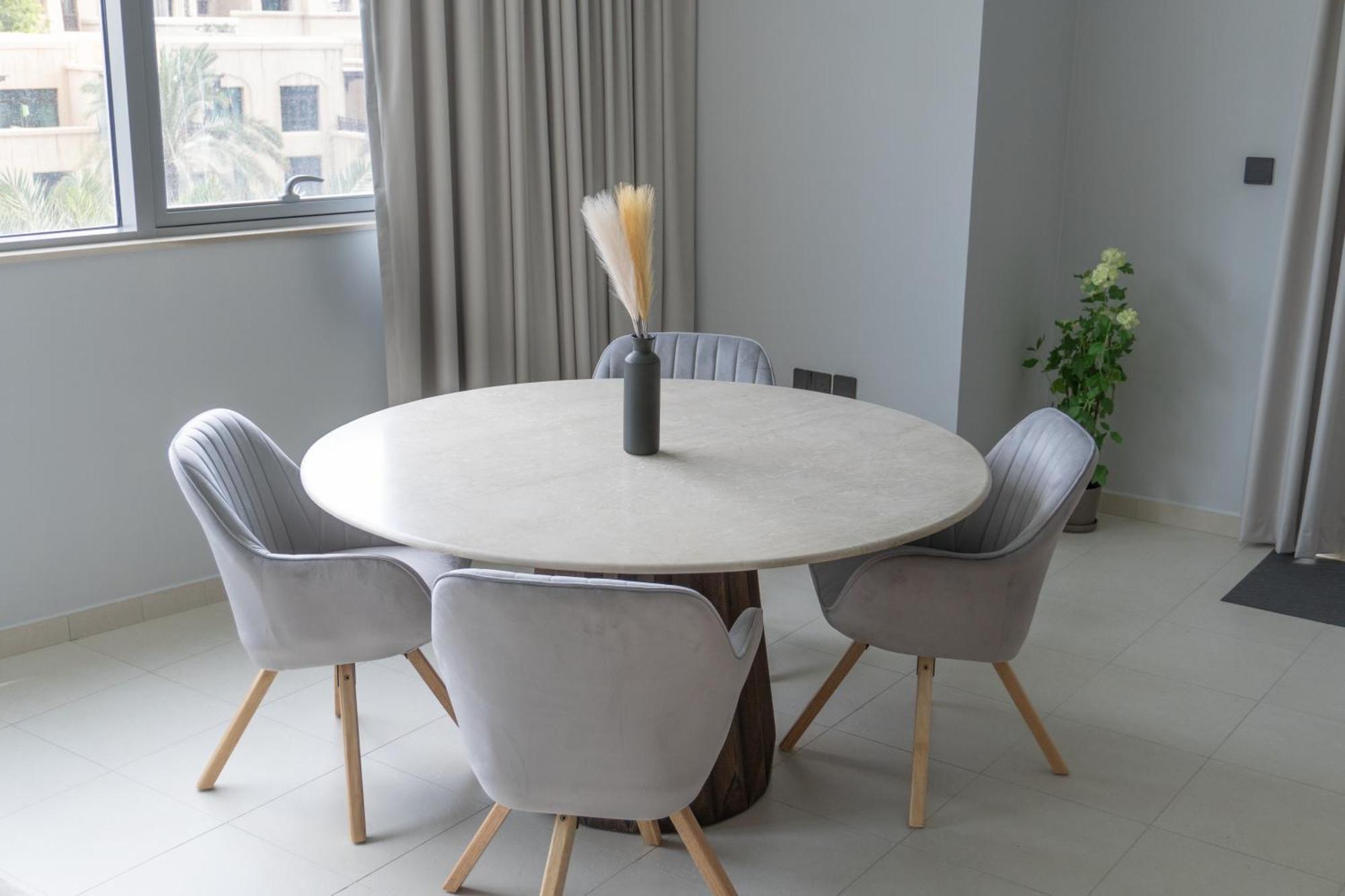 Downtown Oasis, Burj Khalifa Views, Luxury Amenities Apartment Dubai