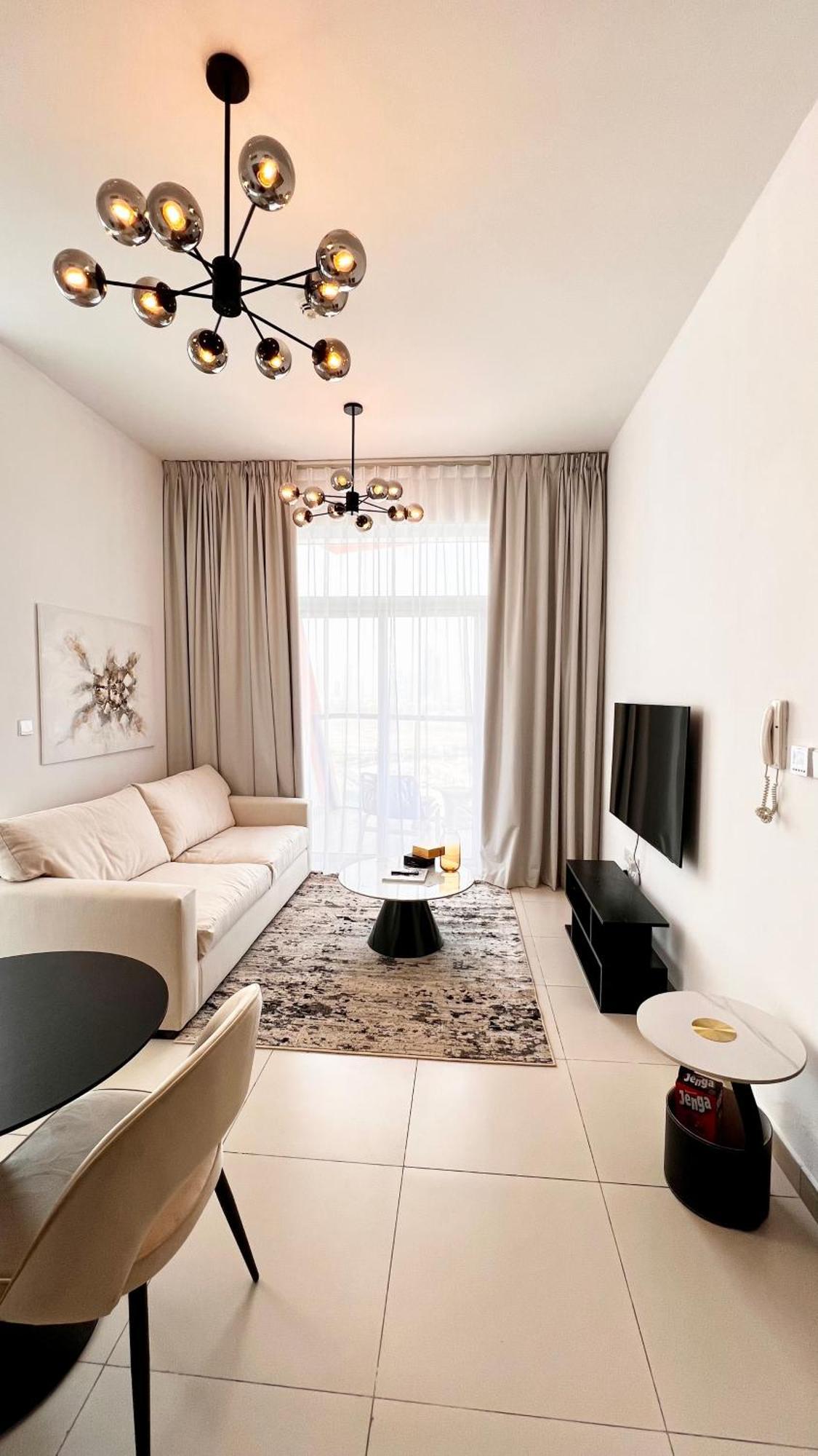 Cozy With Parking And Skyline View Apartment Dubai