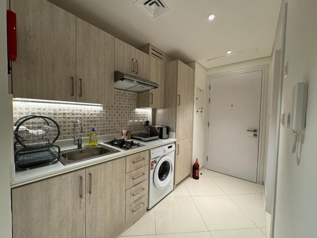 Beachside Bliss: Stylish New At Seven Palm Apartment Dubai