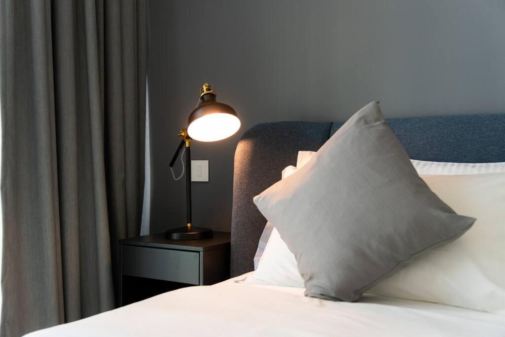 Apartment Elite Escape - 1 Bhk Getaway With Mall Access - 1502 *