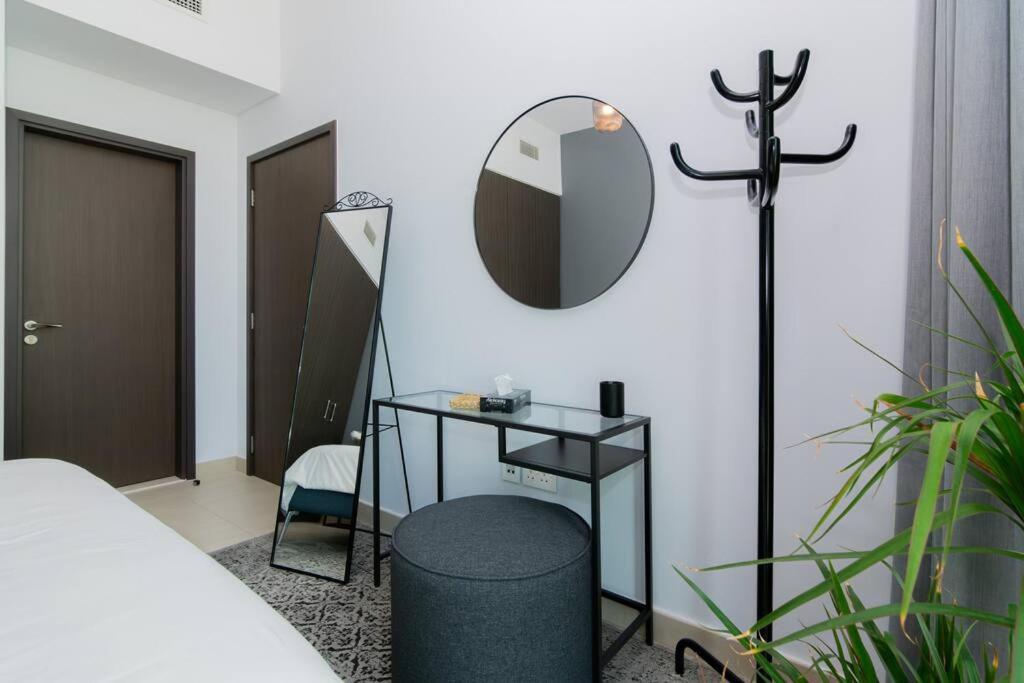 Apartment Elite Escape - 1 Bhk Getaway With Mall Access - 1502
