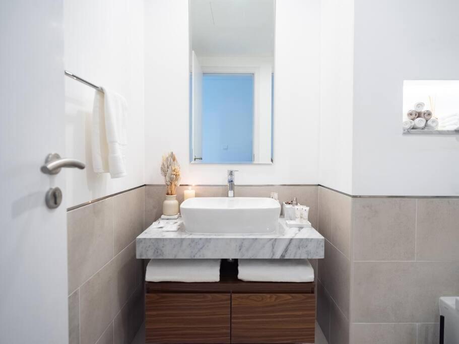 Post Modern Near Burj Al Arab Apartment *