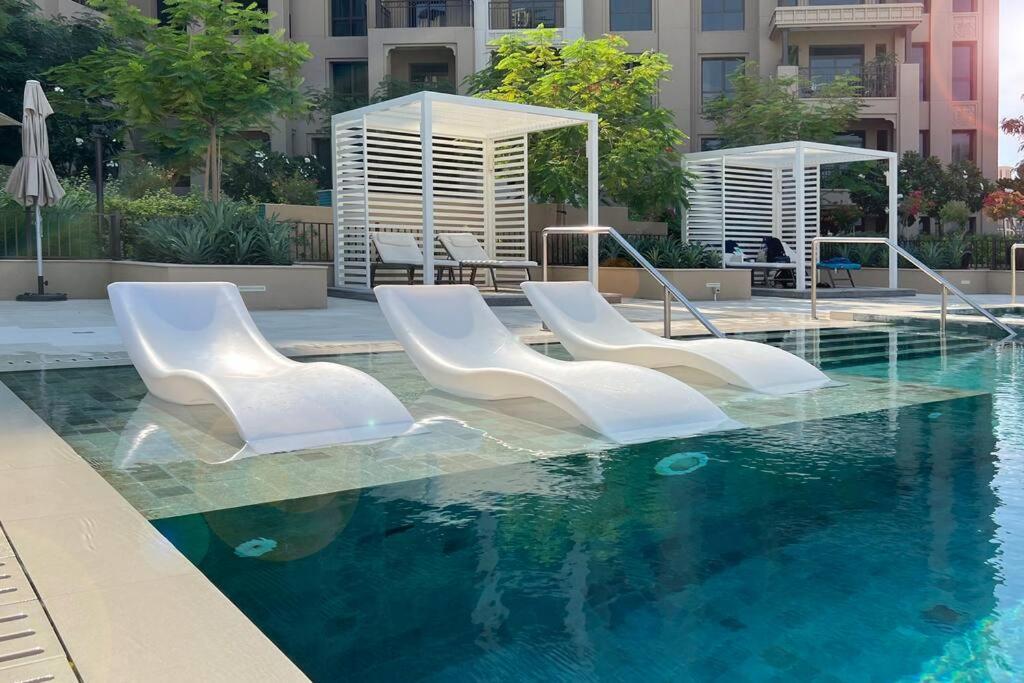 Post Modern Near Burj Al Arab Apartment *
