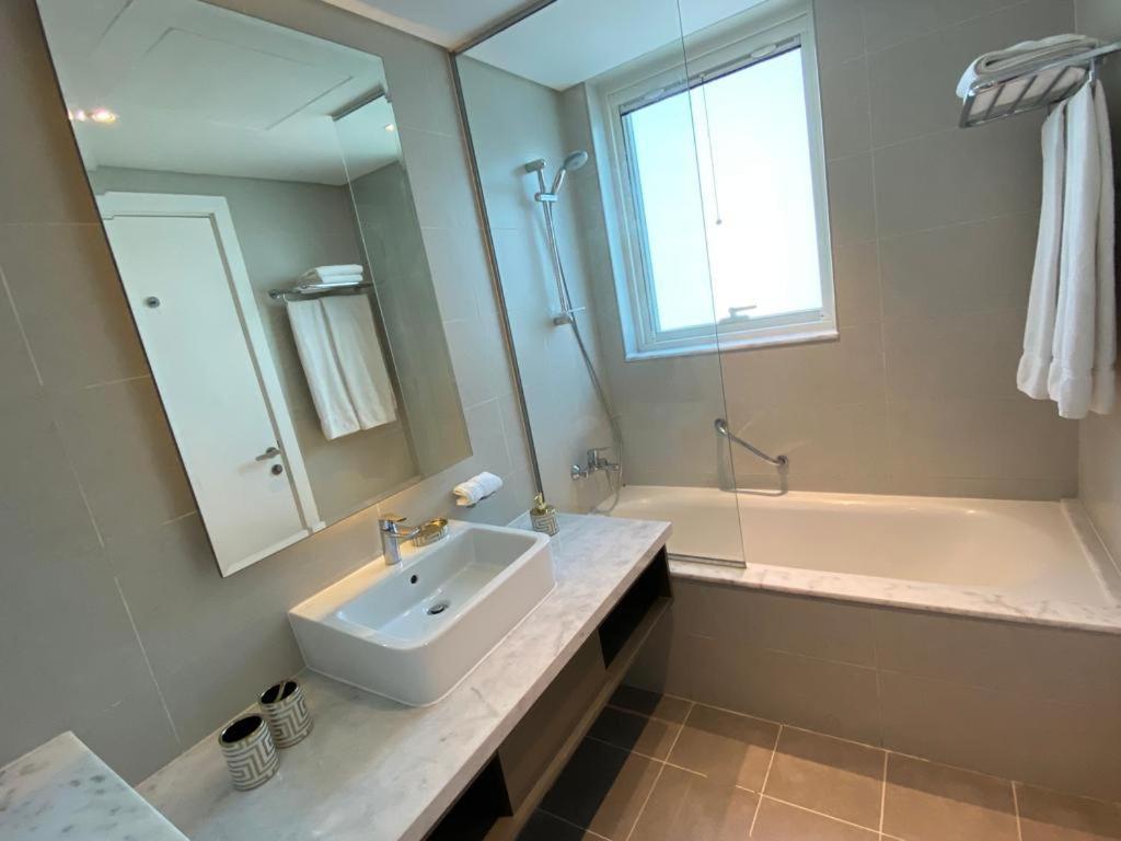 Apartment Modern Delux 1 Bed With Canal And Burj Khalifa View Dubai