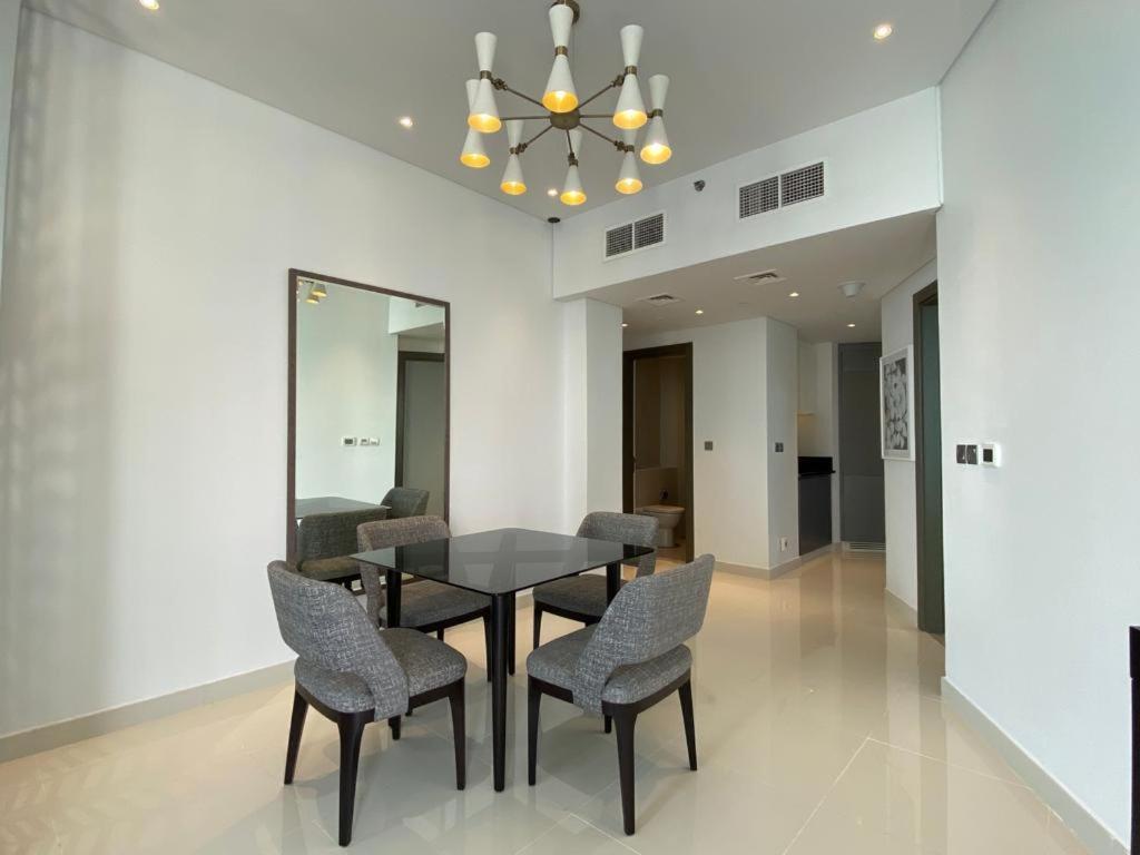 Modern Delux 1 Bed With Canal And Burj Khalifa View Apartment Dubai