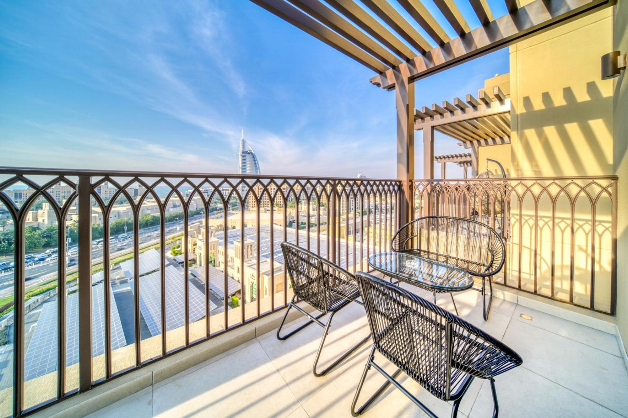 Coastal Luxury: 2br Retreat With Sea Views Apartment