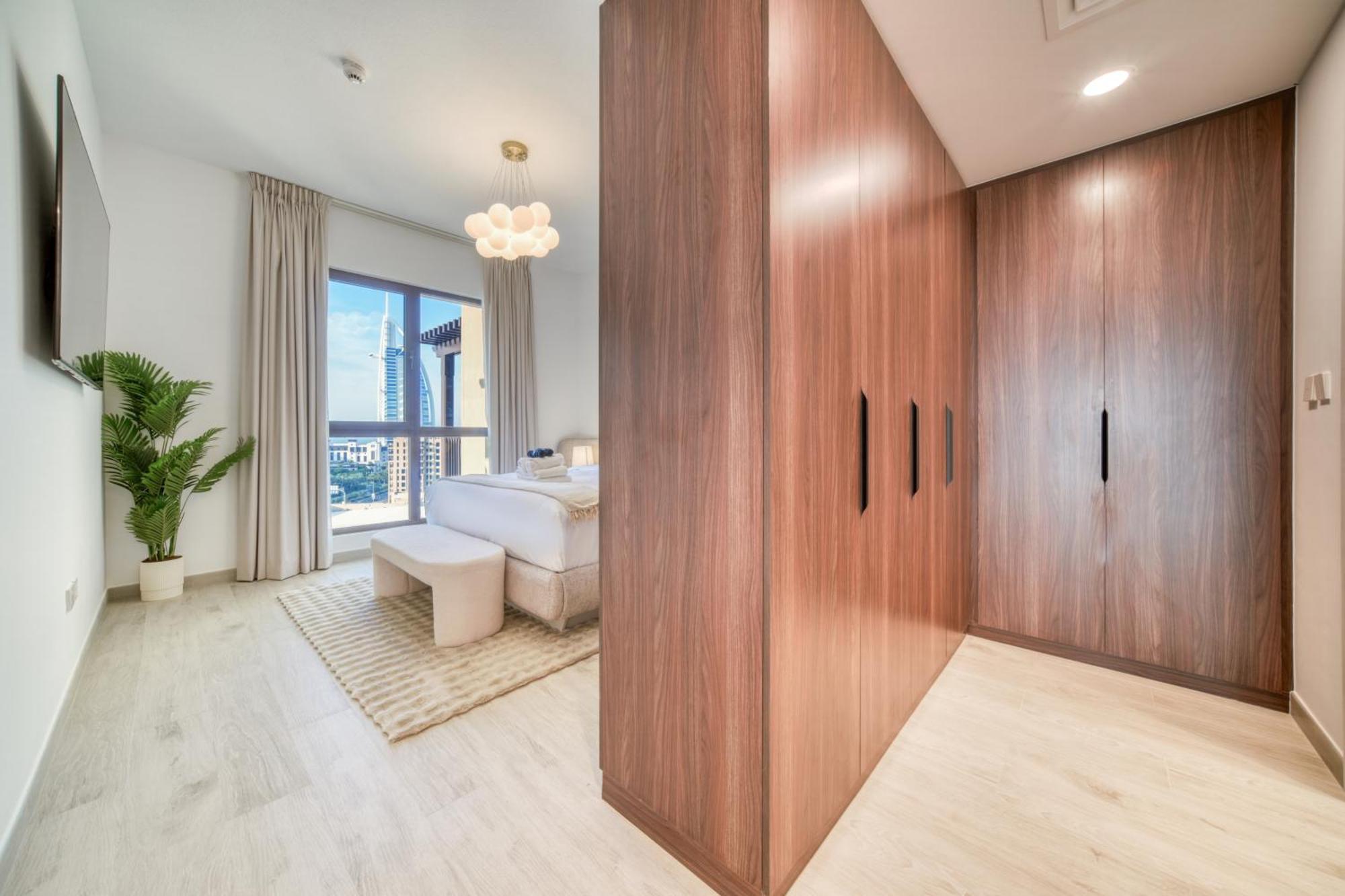 Coastal Luxury: 2br Retreat With Sea Views Apartment *