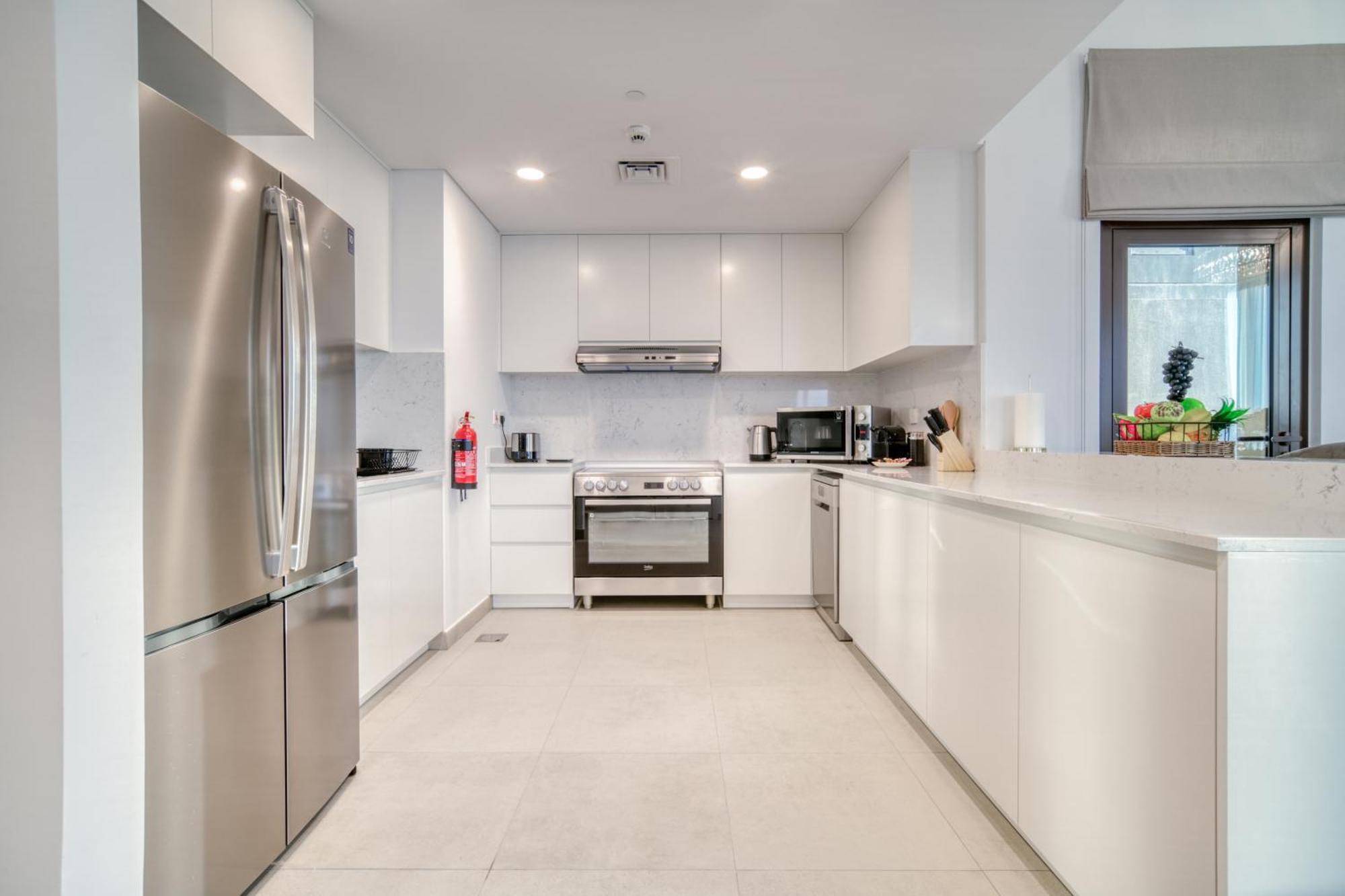 Apartment Coastal Luxury: 2br Retreat With Sea Views *