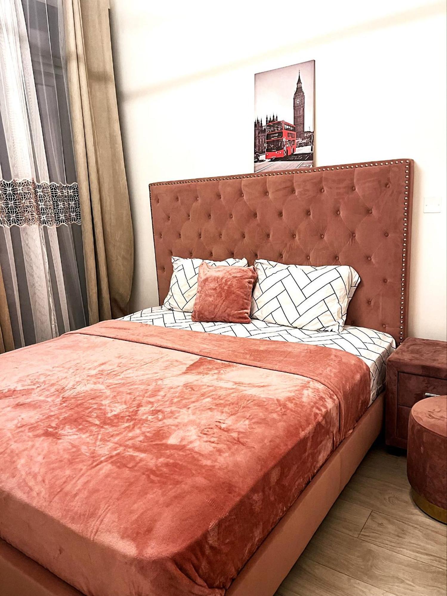 Burj Khalifa View Ensuite King Bedroom In A 2 Bedroom Mall 8mins Apartment Dubai