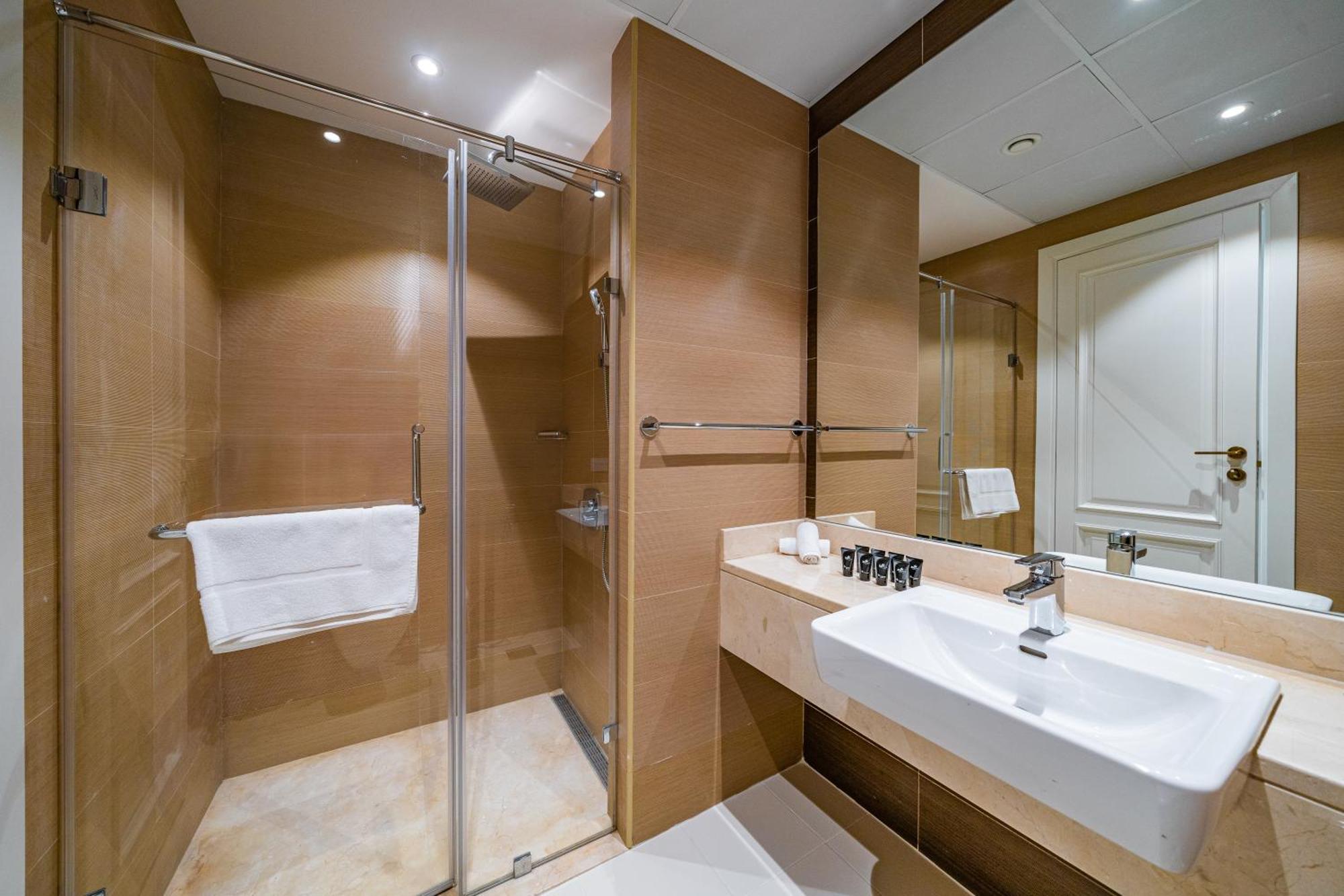 Luxe 1br In Sparkle Towers - 2 Balconies And Marina Views Dubai