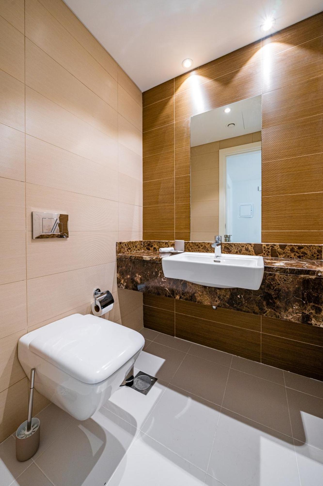 Luxe 1br In Sparkle Towers - 2 Balconies And Marina Views *