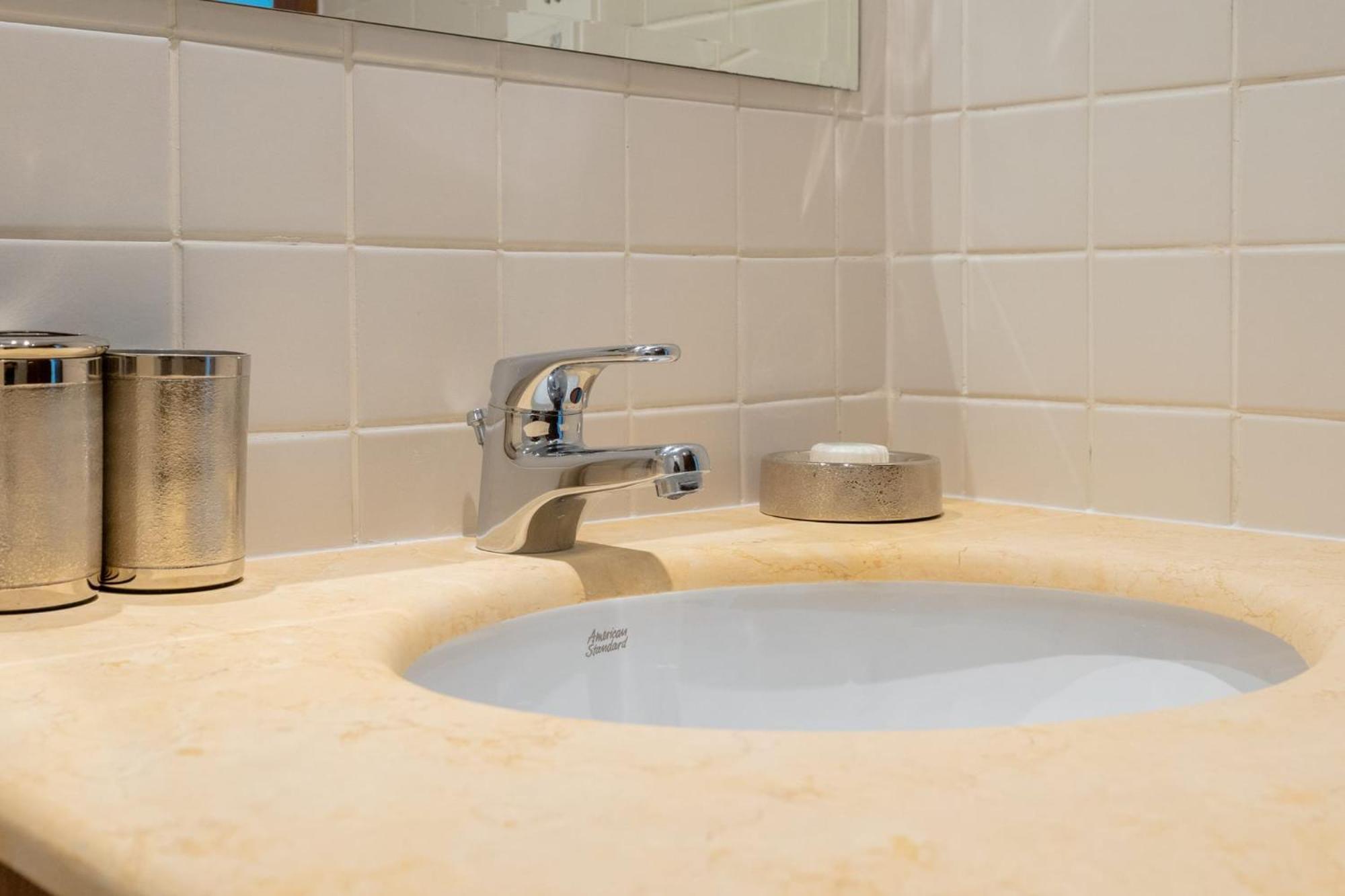 Stylish Waterfront 2 Bed In Marina Apartment