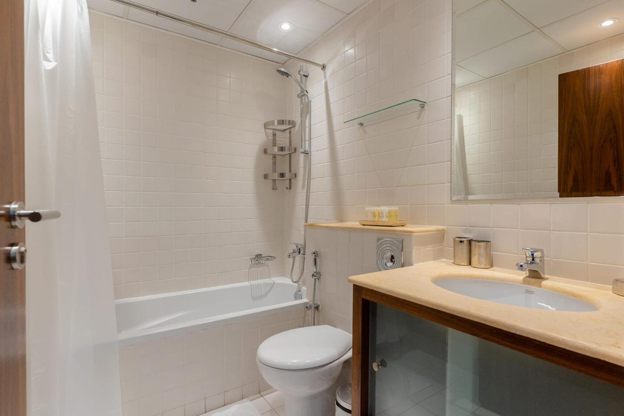 Stylish Waterfront 2 Bed In Marina Apartment *