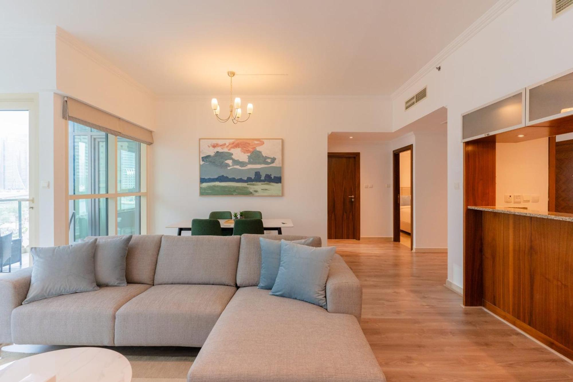 Stylish Waterfront 2 Bed In Marina Apartment