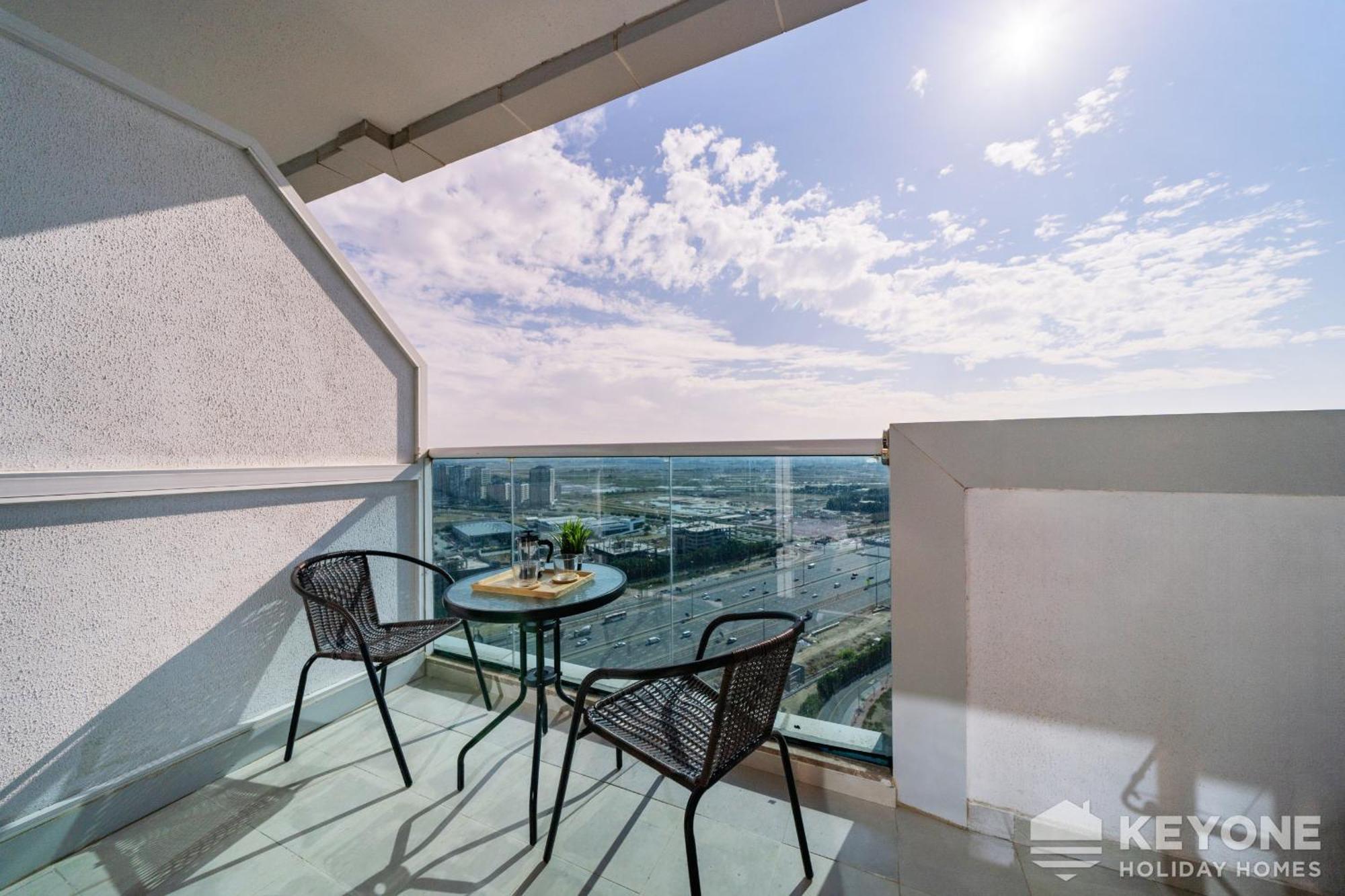 Modern & Stylish In Jvt Apartment