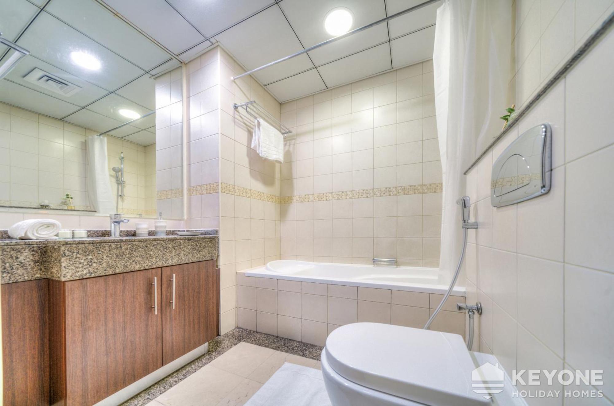 Contemporary One Bedroom With Full Marina View Apartment *