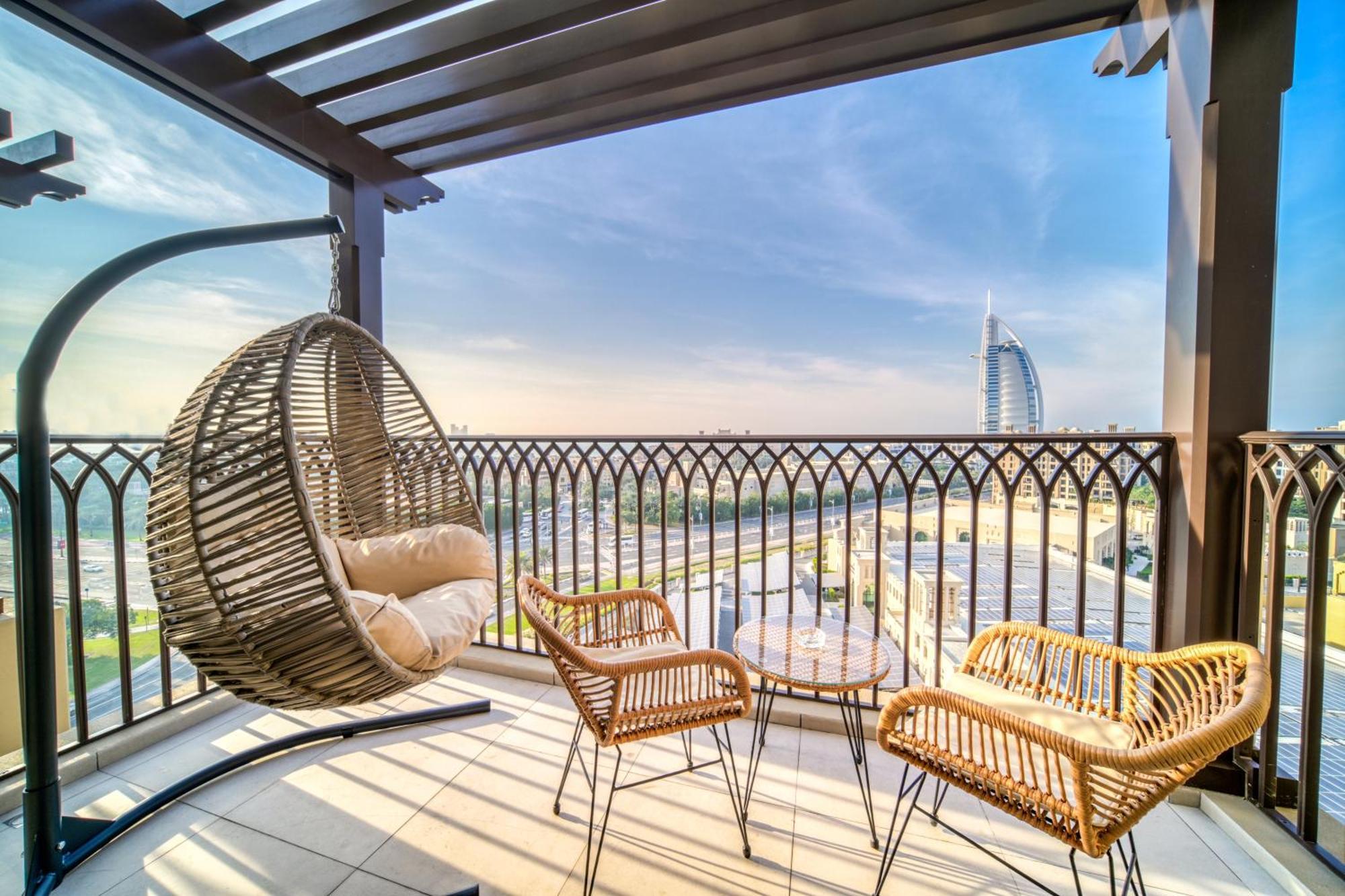 Apartment Coastal Luxury: 2br Retreat With Sea Views Dubai