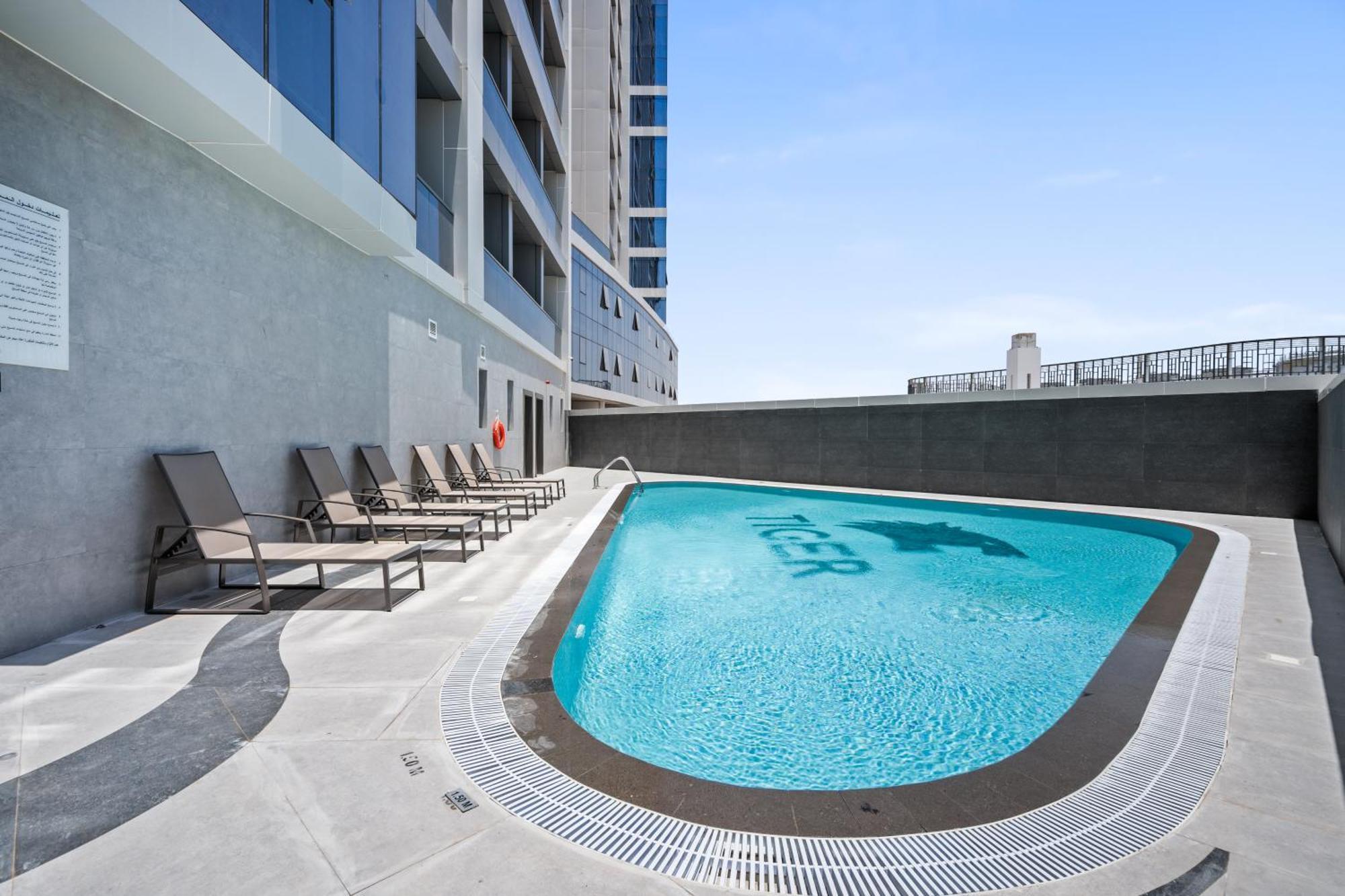 In Dubailand - Bright And Airy Apartment *