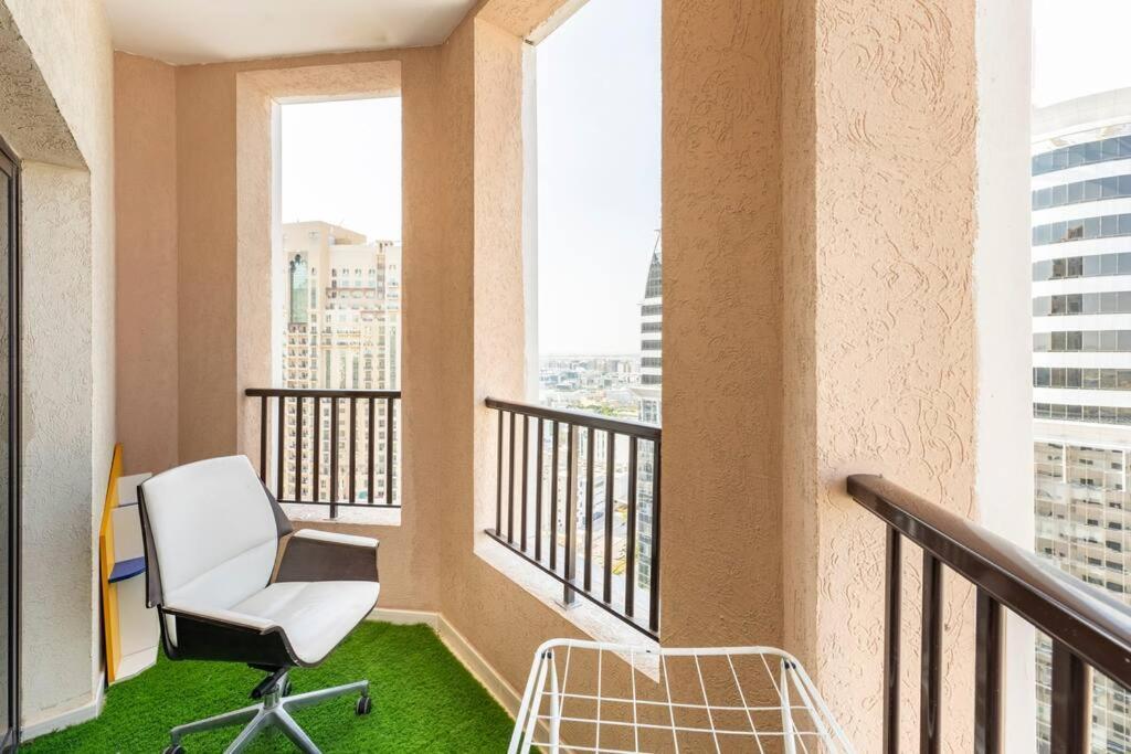 Beautiful 1br With Views At Silicon *