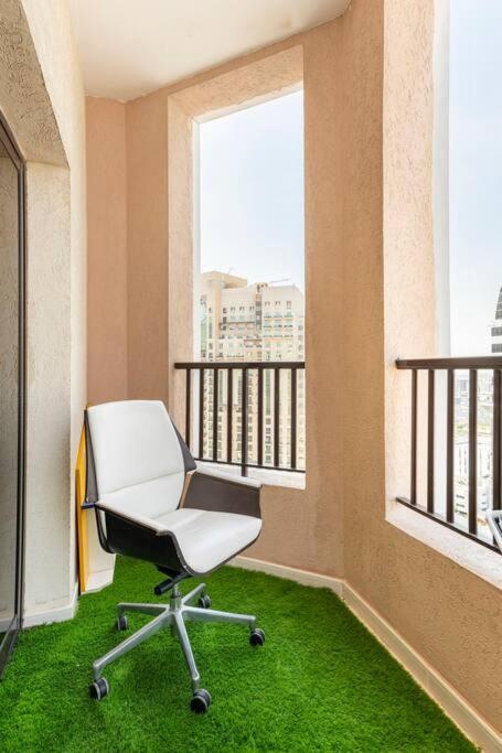 Beautiful 1br With Views At Silicon