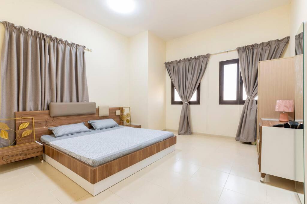 Beautiful 1br With Views At Silicon Apartment *