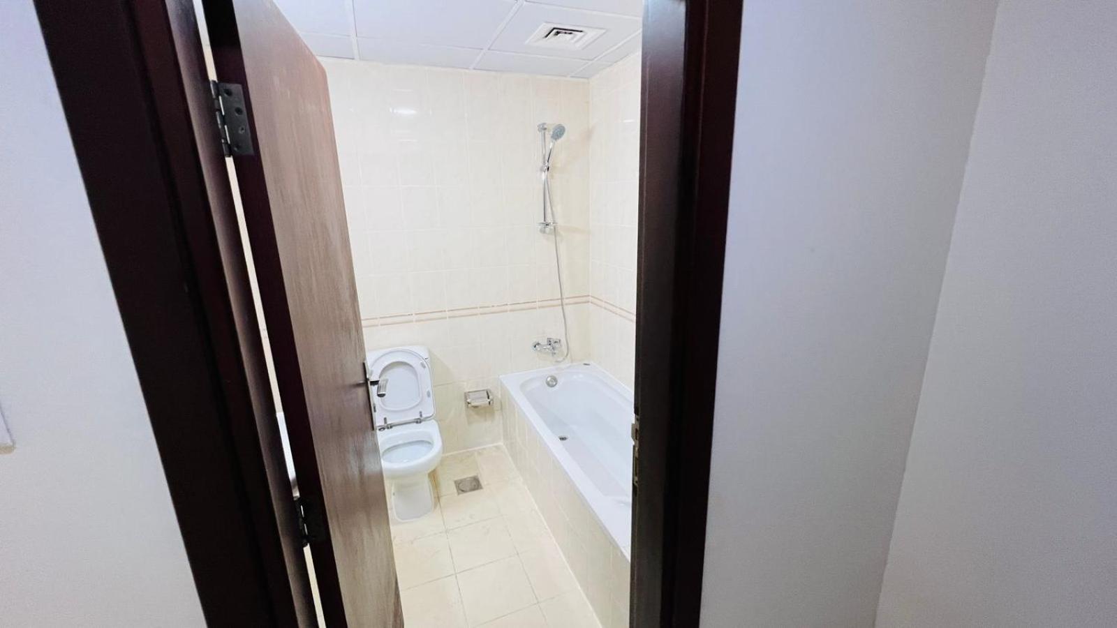 Huge In Al Barsha 1 Near Mashreq Metro Homestay *