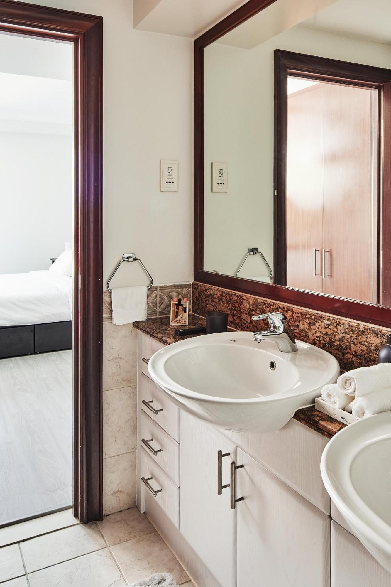 Luxury Marina Views On Marina Walk Waterfront 3 Bed Property Apartment
