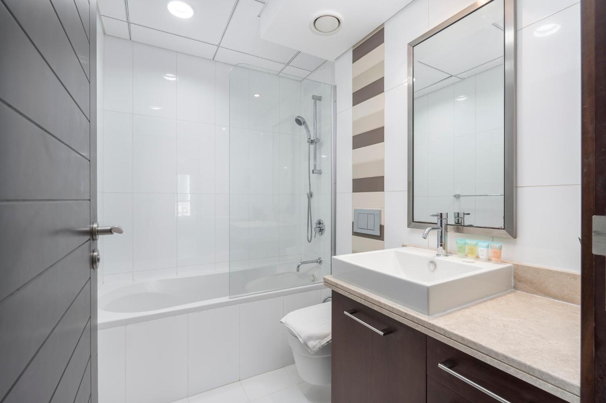 Apartment Cosy & Spacious 2 Bedroom L Magical Boulevard View L By Burj & Mall I Pool I Gym I Family Friendly Dubai