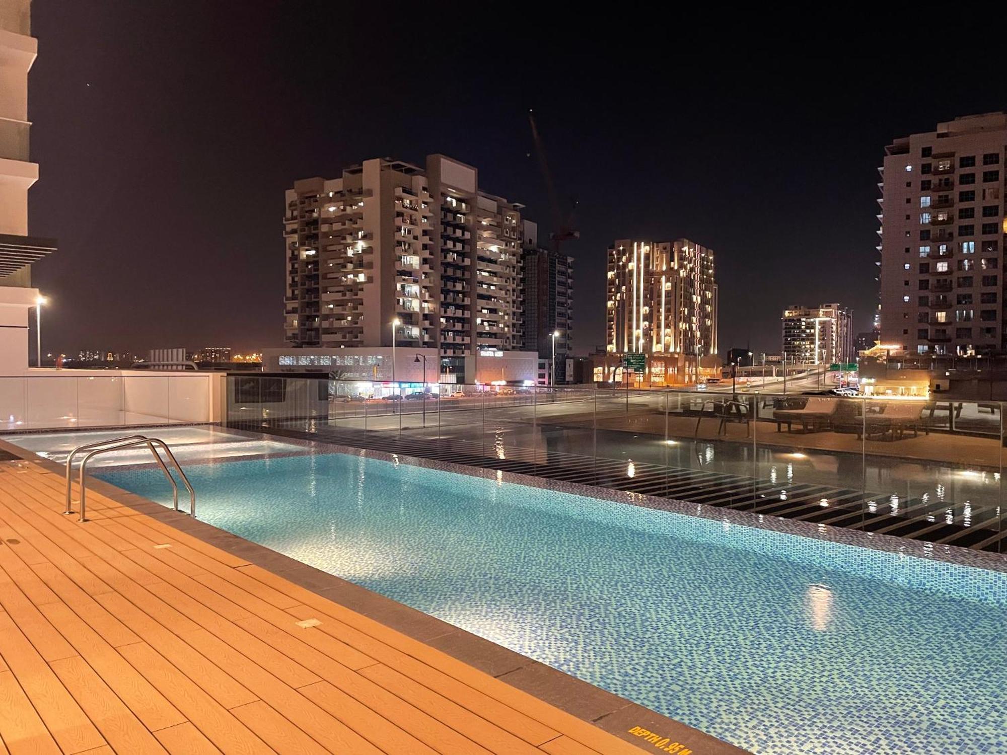 Cozy With Pool - 10 Mins From Marina Apartment Dubai