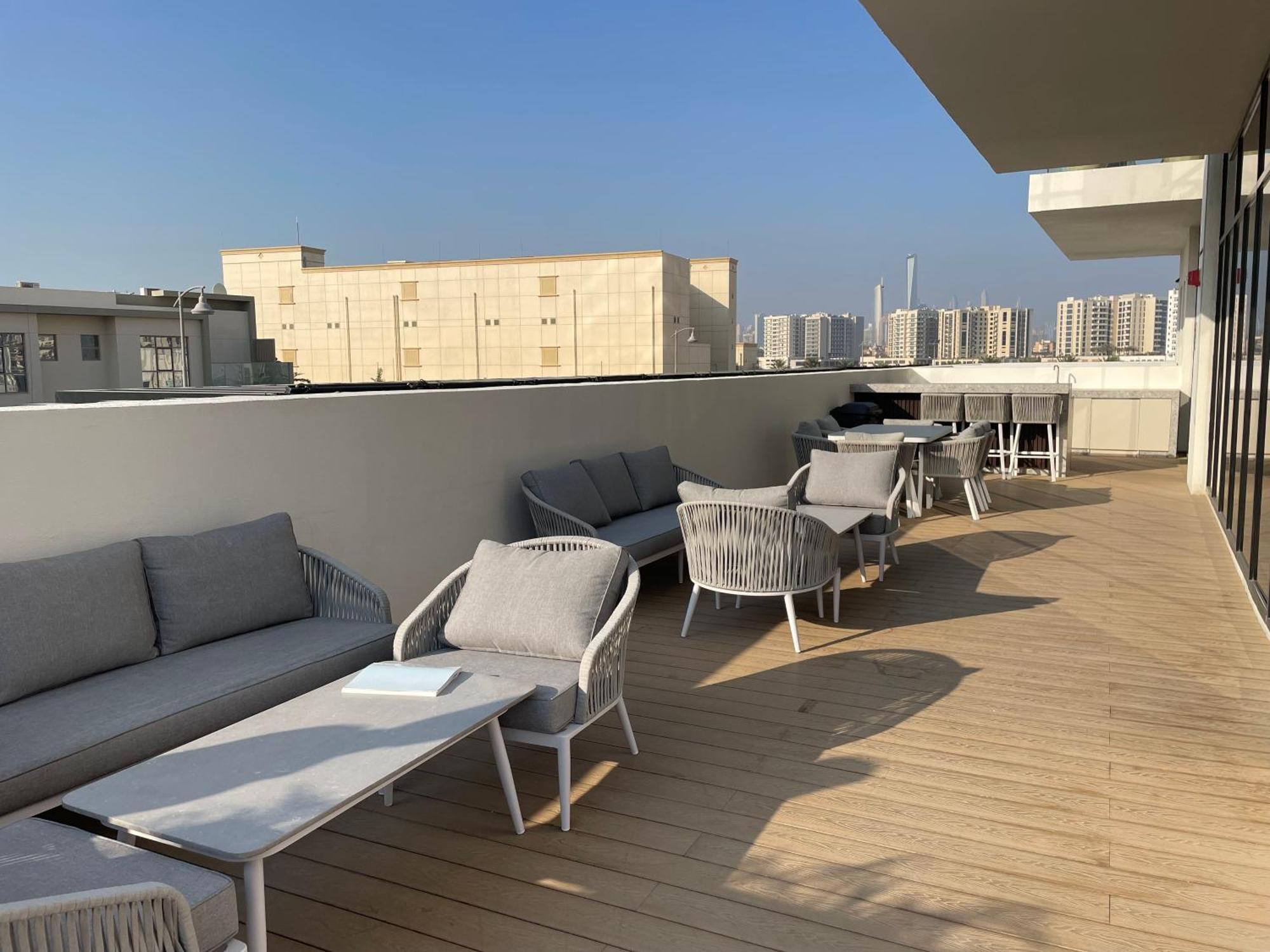 Cozy With Pool - 10 Mins From Marina Apartment Dubai